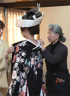 神前結婚式の準備、花嫁の着付け