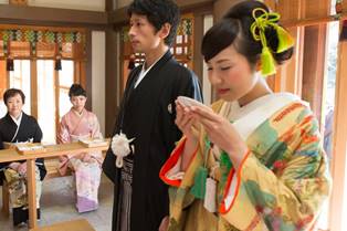 神社結婚式の三々九度