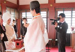 写真: 神前挙式を撮影する様子1